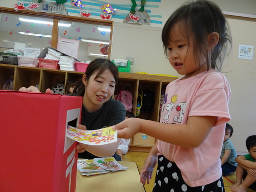 ポストに投函する子ども
