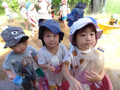 色水で遊ぶ子ども (2)