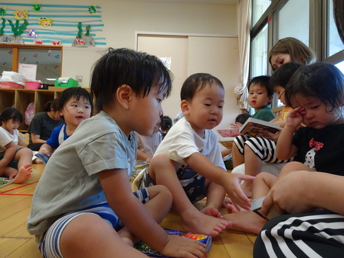 絵本を見る子ども３