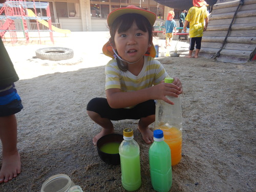 ジュース屋さんをしている子ども