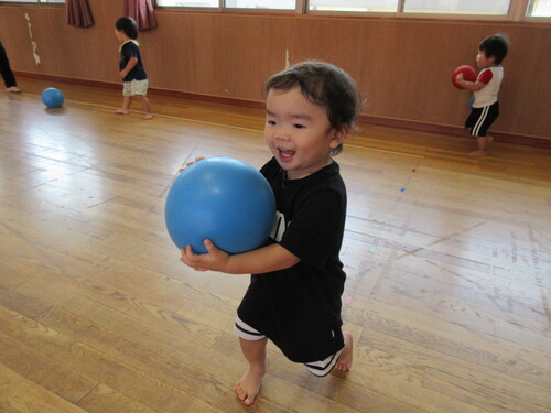 遊戯室で遊ぶ様子