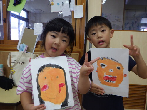 自画像を描いている