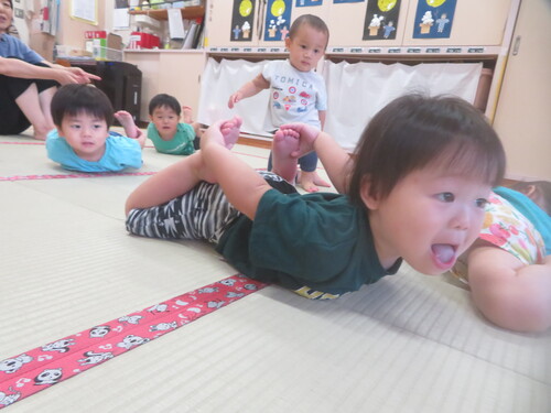 室内遊びをする様子 (1)