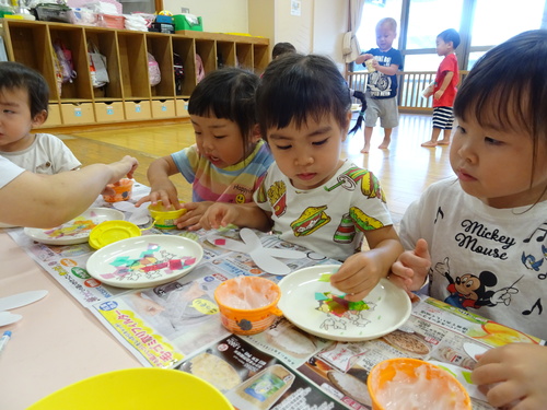 とんぼの製作をする子ども (2)