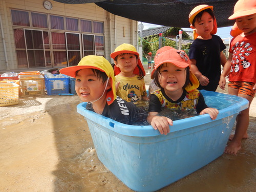タライに入っている子どもたち (1)