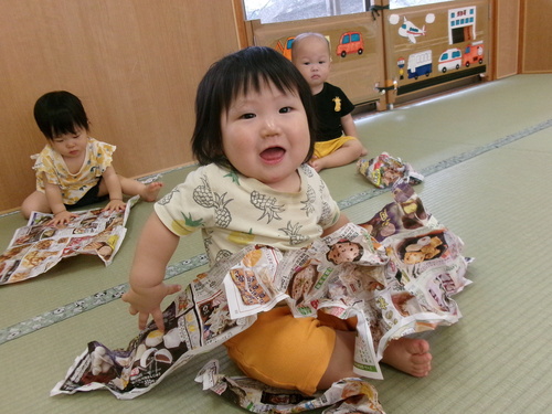 広告紙で遊ぶ様子５