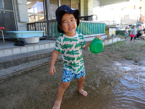 園庭で遊ぶ子ども (5)