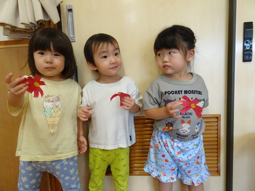 コスモスを作る子ども (1)
