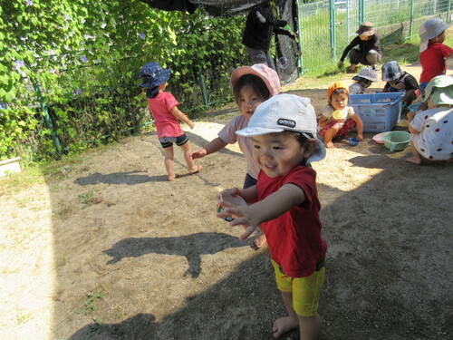 シャボン玉で遊んでいる様子 (2)