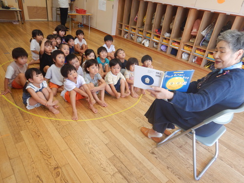 絵本の読み聞かせ