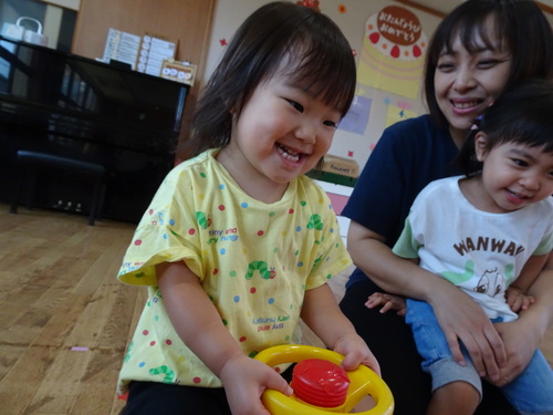 遊戯室で遊んでいる様子