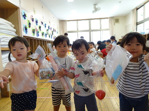 中日ごっこを楽しむ子ども (5)