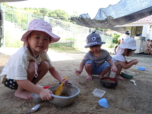 園庭で遊ぶ子ども (2)