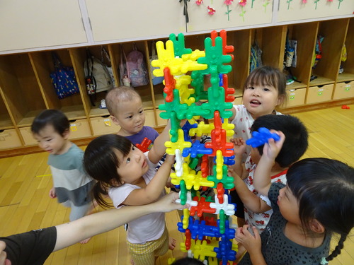 部屋の中で遊ぶ子ども (3)
