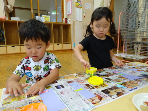 製作をする子ども (2)