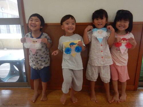 完成したフラッグを見せている子どもたち
