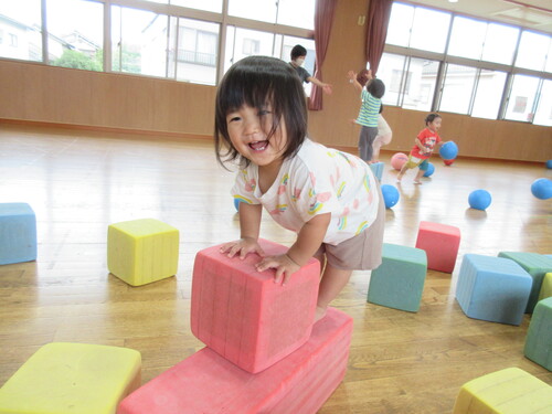 遊戯室で遊んでいる様子 (2)