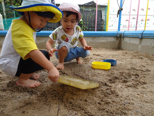 園庭で遊ぶ子ども (5)