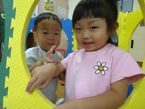 お部屋で遊ぶ子ども (2)