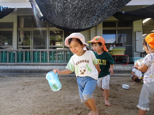 園庭で遊ぶ子ども (3)