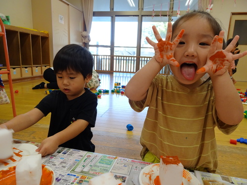 製作をする子ども (2)