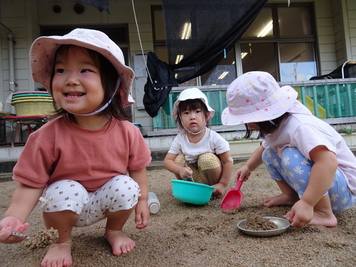 園庭で遊ぶ子ども (4)