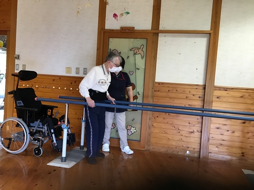 歩行訓練中です