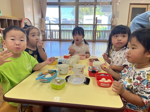 お弁当を食べる子ども (2)