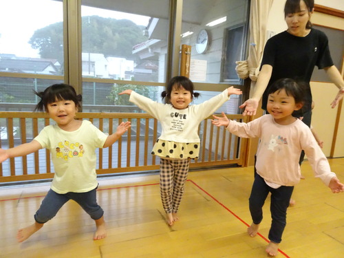 リズムをする子ども (5)