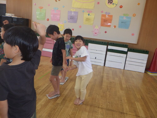 新聞紙じゃんけんの様子