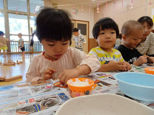 製作をする子ども (2)