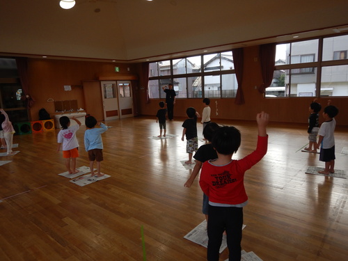 新聞紙じゃんけんの様子 (2)