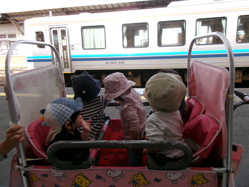 汽車に手を振る様子