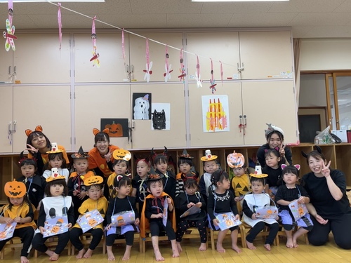 ハロウィンの仮装をしている子ども (1)