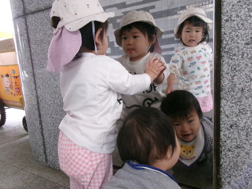 鏡の前にいる子ども