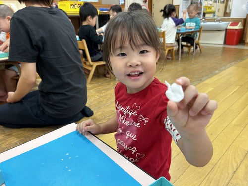 粘土で遊ぶ子ども