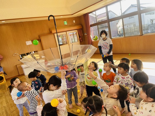 遊戯室で遊ぶ子ども (3)