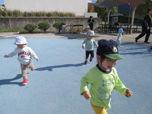 公園で遊んでいる様子