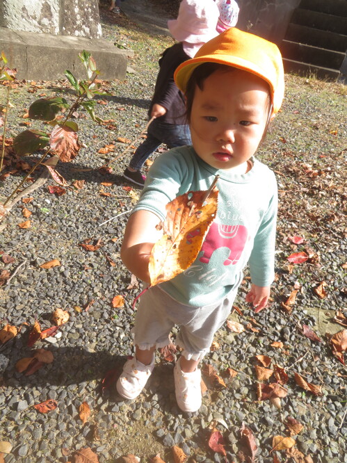 円応寺で遊ぶ様子 (4)