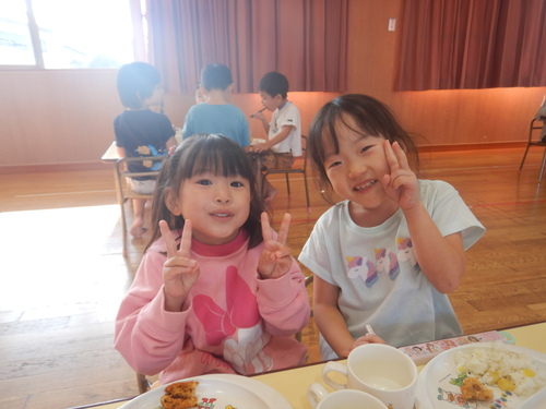 ご飯を食べる子どもたち