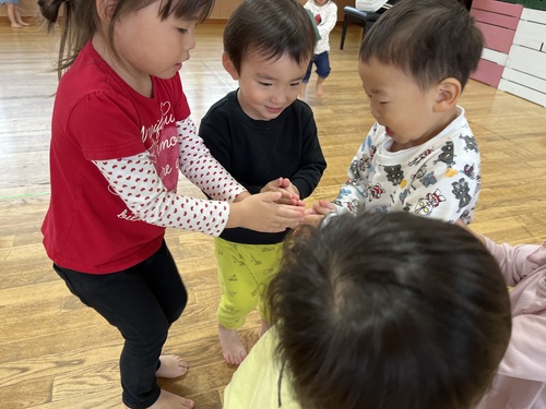 リズムをする子ども (1)
