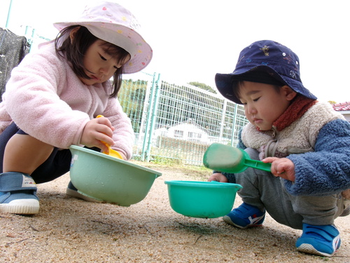 園庭で遊ぶ子ども (3)