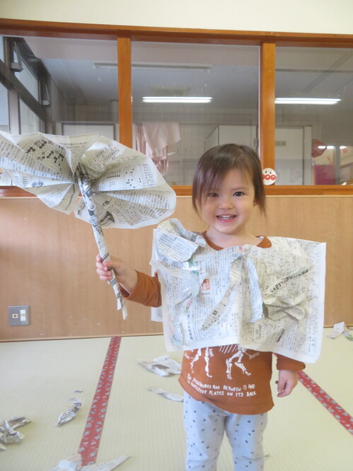 新聞紙遊びをする様子 (6)