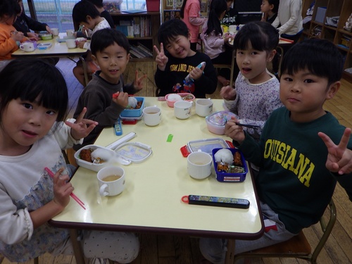 お弁当を食べる