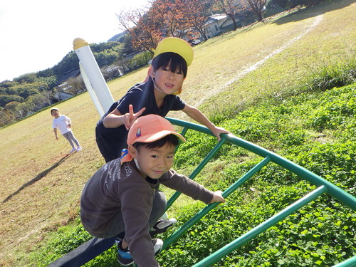 公園で遊ぶ様子