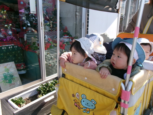 クリスマスの飾りを見る子ども