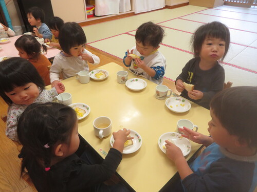 おやつを食べている様子