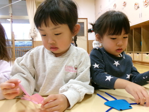 製作を楽しむ子ども (3)