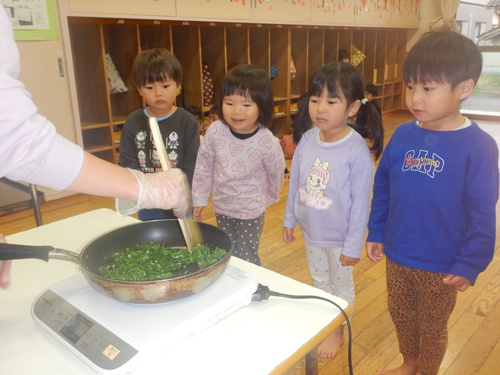 ふりかけを作っている様子 (3)