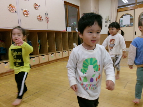 イス取りゲームをする子ども (3)